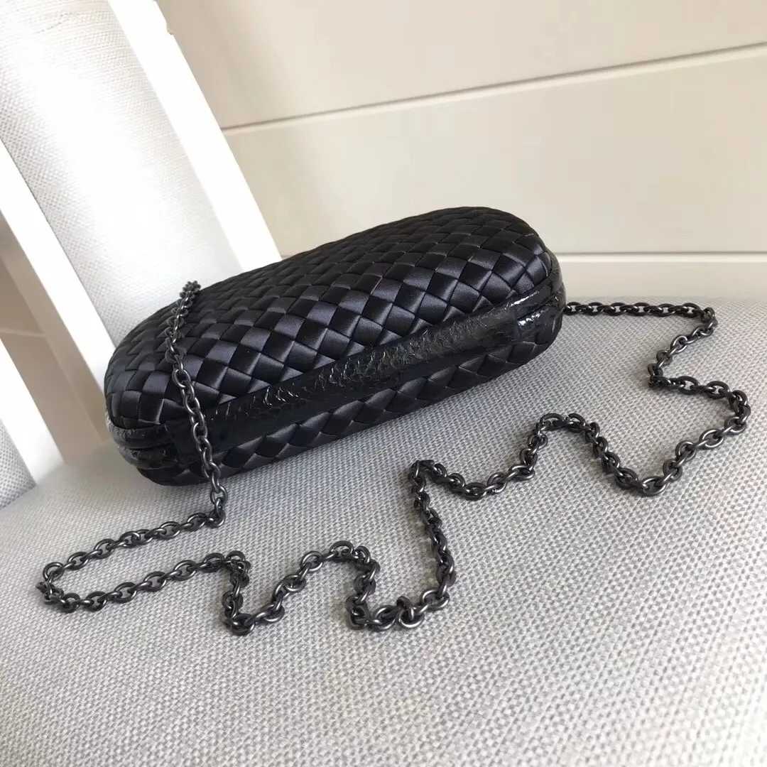 Model 8651 The popular Knot clutch ~ is made of exquisite Japanese silk fabric with freshwater snakeskin piping. It looks elegant when worn cross-body or in the hand. Petite girls can also handle it. It can hold 2 iPhone X phones. Size: 20cm*12cm M56530